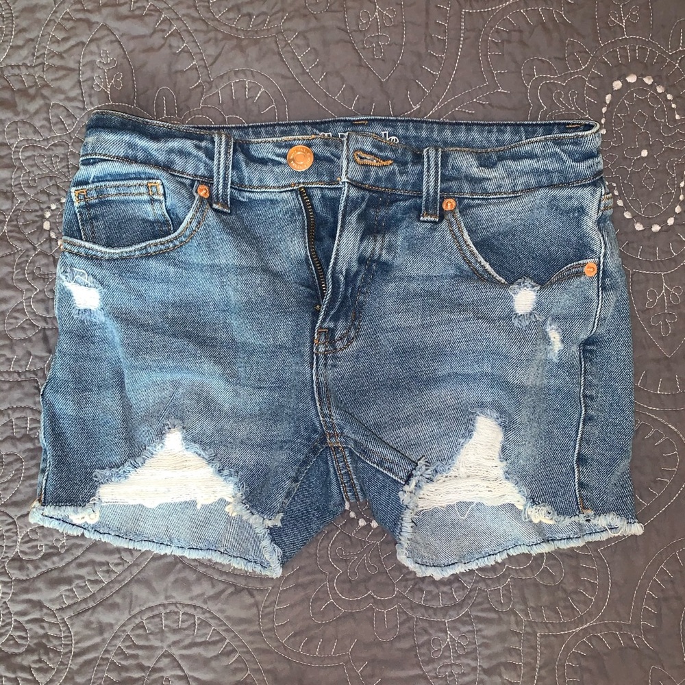 Short shorts with lace